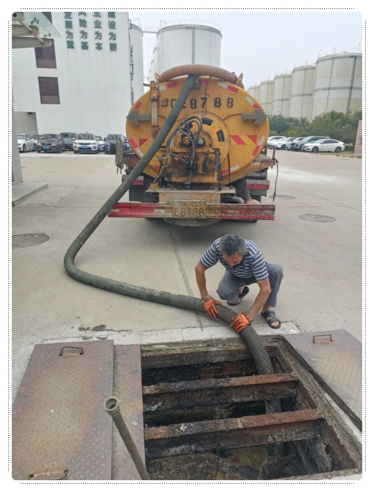 松柏镇隔油池清掏