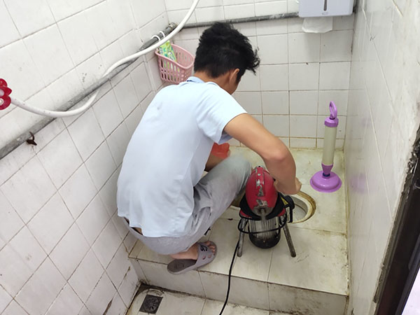 松柏镇肥皂掉到马桶里把马桶堵住了怎么办？马桶堵住了怎么办